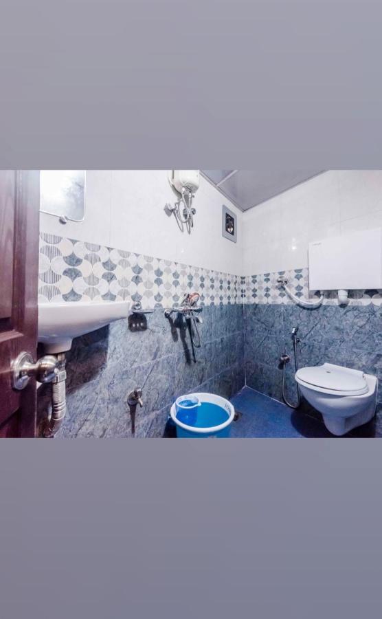 Awesome Dormitory Male Only Bed and Breakfast Bombay Esterno foto